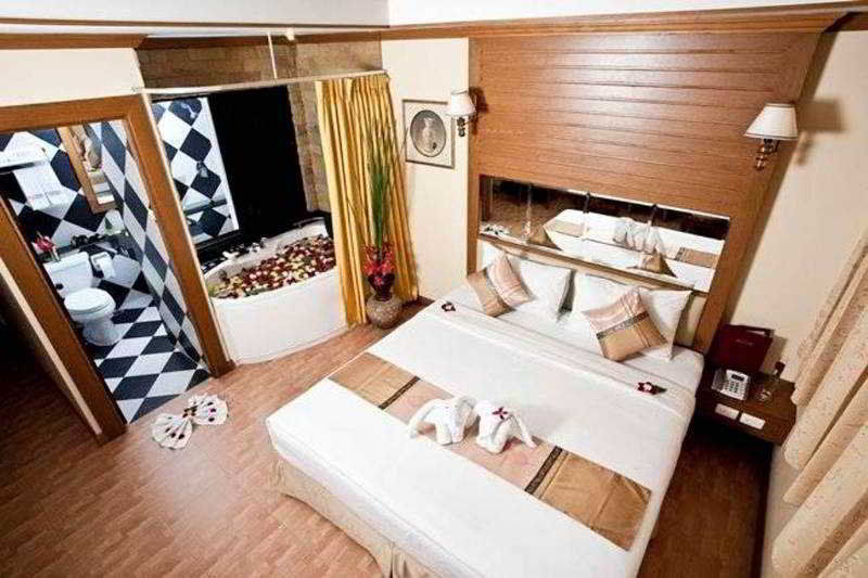 Bangkok Residence Patong Exterior photo